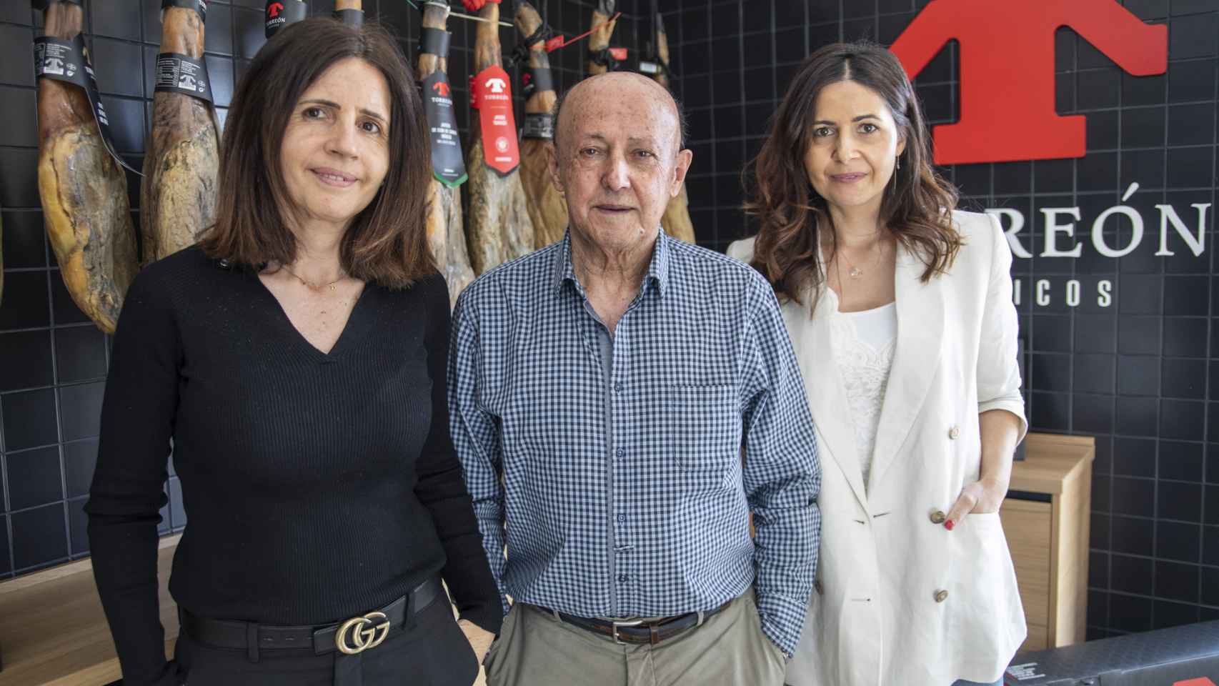 El fundador de Ibéricos Torreón Generoso García, en el centro, junto a sus dos hijas: Chus (izquierda) y Laura (derecha).