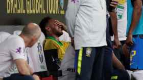 Neymar llora desconsoladamente tras su lesión en el tobillo