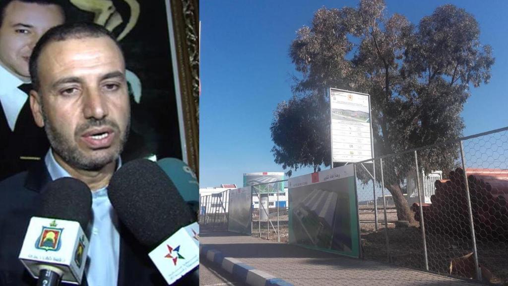 Nourdine Chikar, junto a la imagen de una de sus empresas en Nador (Marruecos).