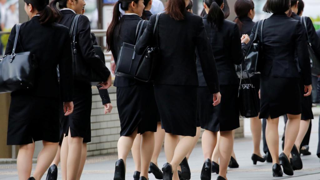 El Gobierno japonés apoya que las empresas obliguen a las mujeres a llevar  tacones en el trabajo