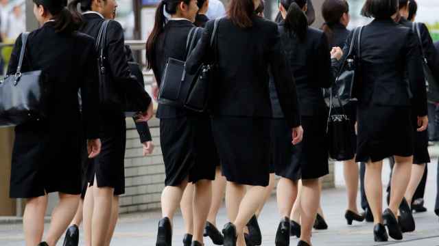 El gobierno japonés asegura que llevar tacones en el trabajo es necesario y apropiado.