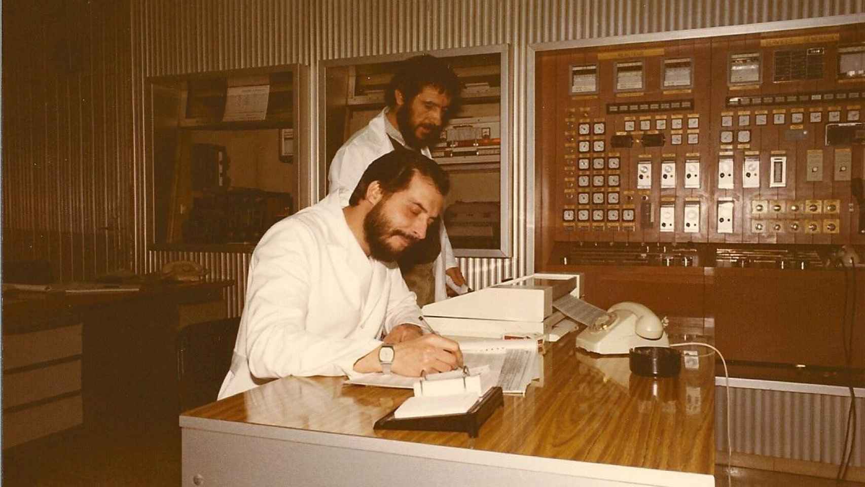 Técnicos trabajando en la central nuclear