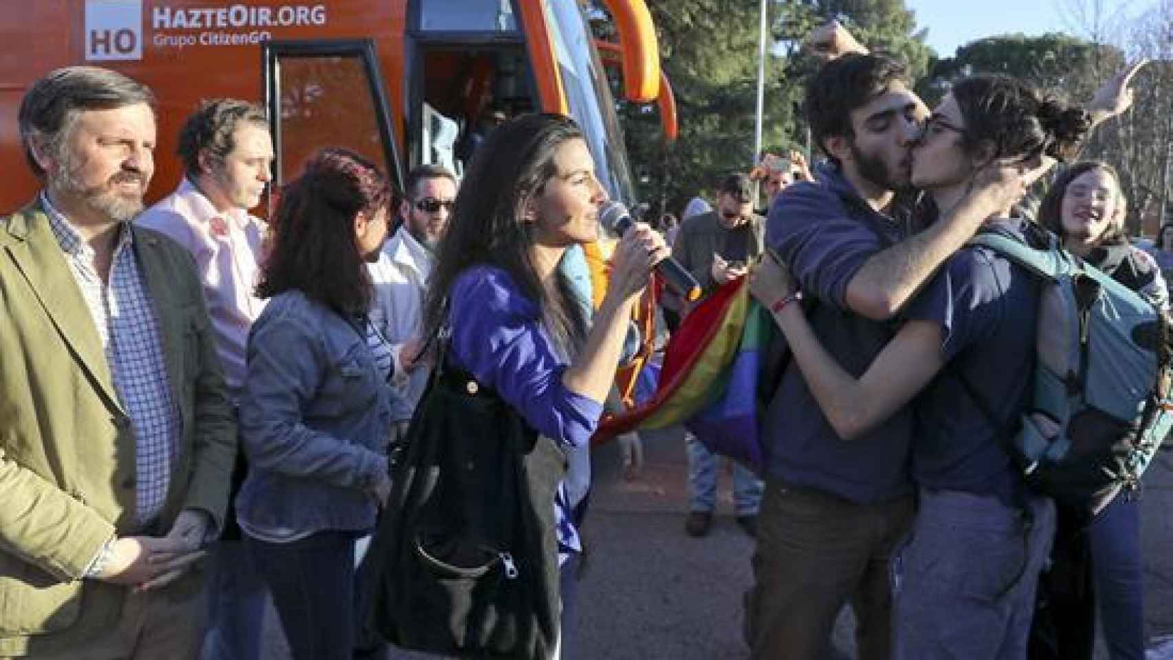 Dos estudiantes se besan frente a Rocío Monasterio, Ignacio Arsuaga y el autobús de Hazte Oír.