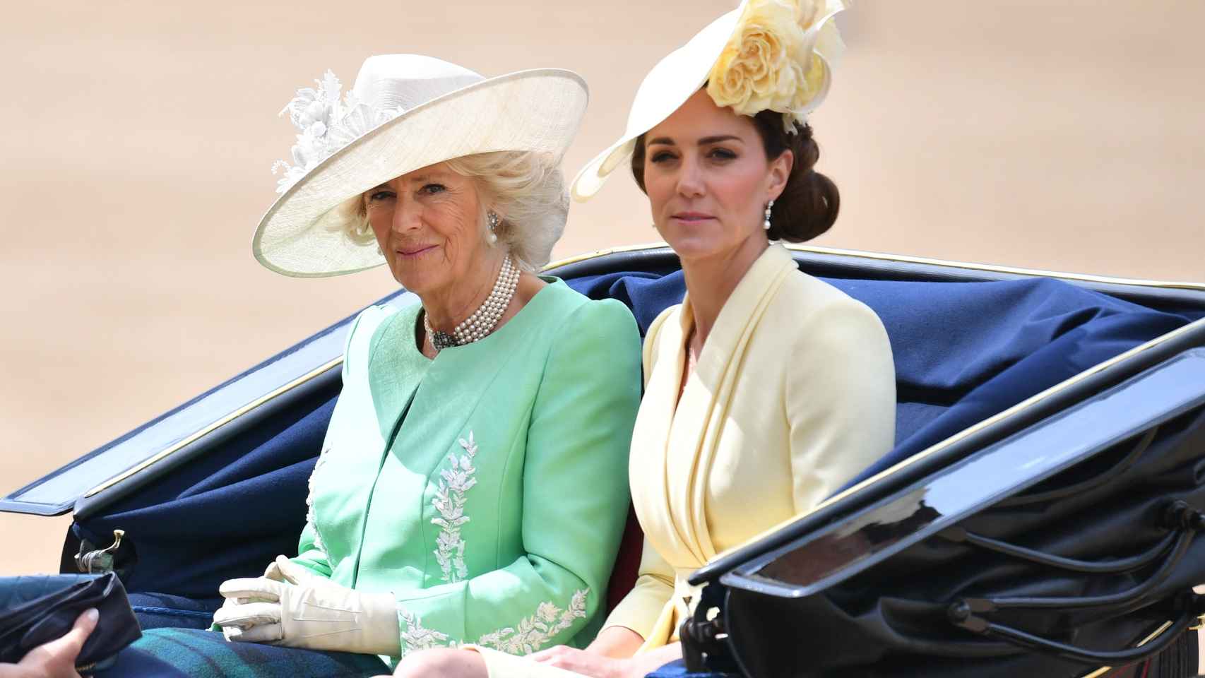 Camila, de verde, y la duquesa de Cambridge, de beige, llegando al desfile.
