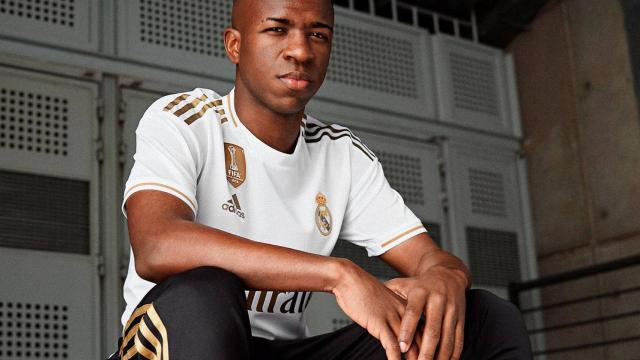 Vinicius Júnior, con la camiseta del Real Madrid para la 2019/2020