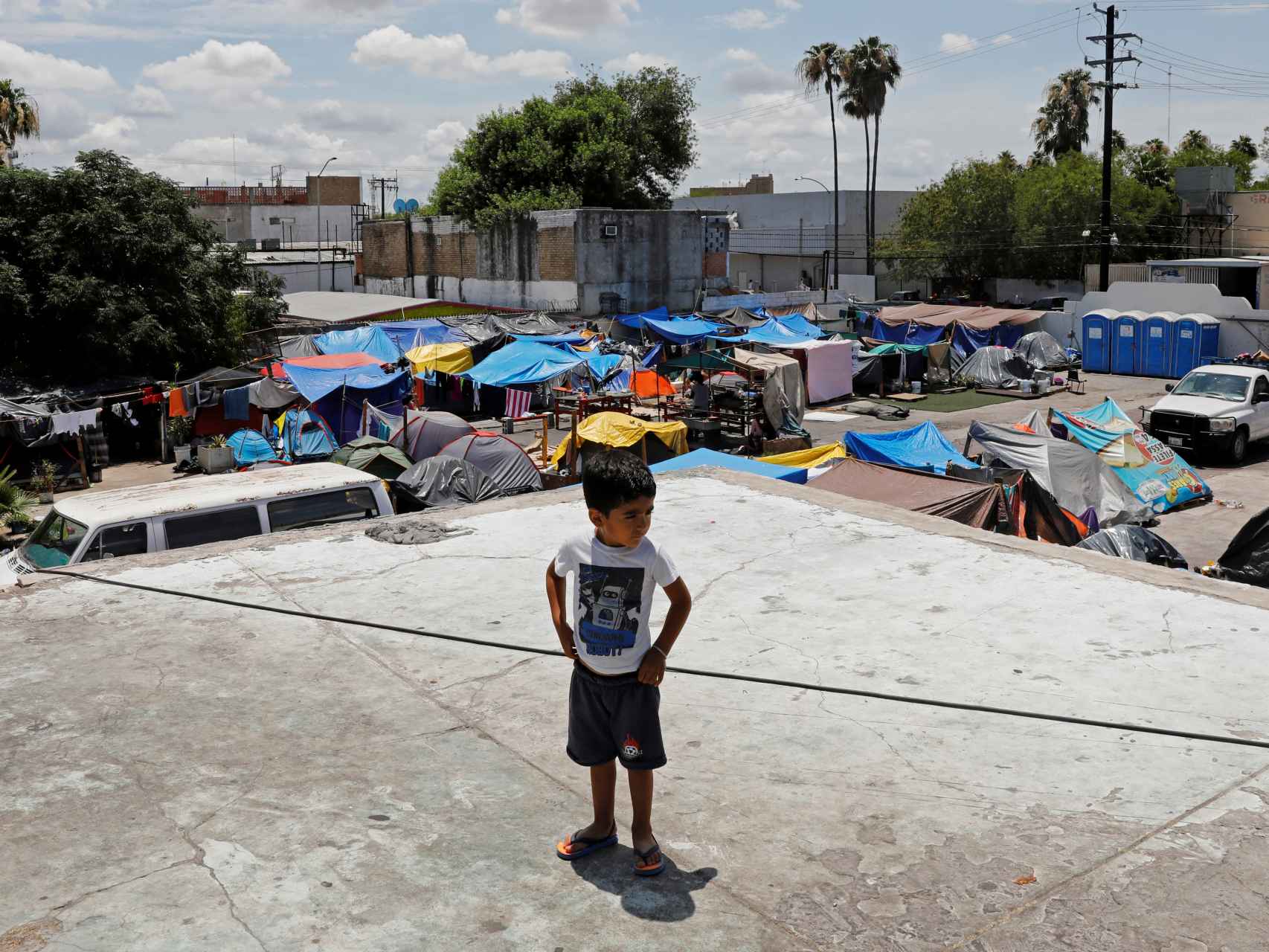 Un niño, en un campamento de inmigrantes en México.