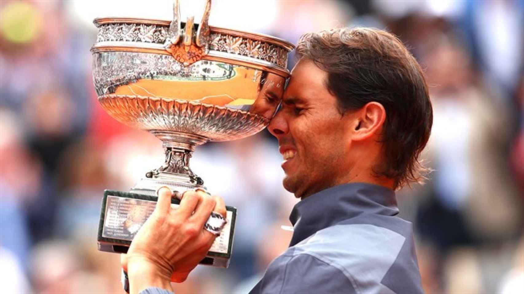 Rafa Nadal, con la copa de su 12º Roland Garros.