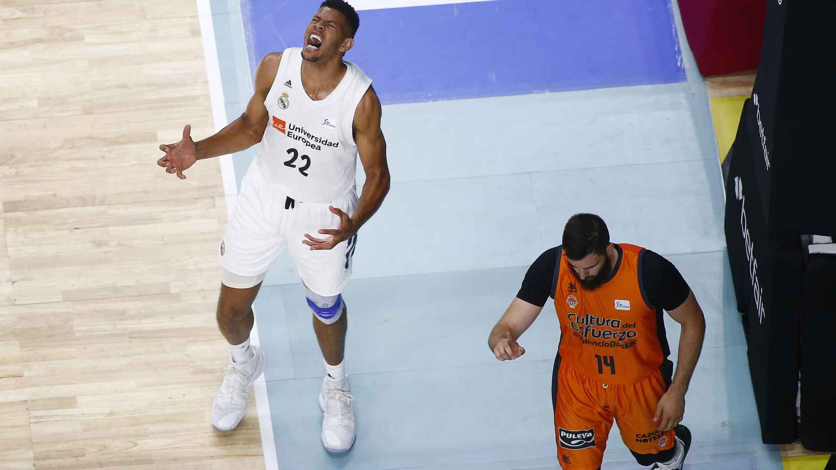 Tavares se lamenta en una acción ante el Valencia Basket