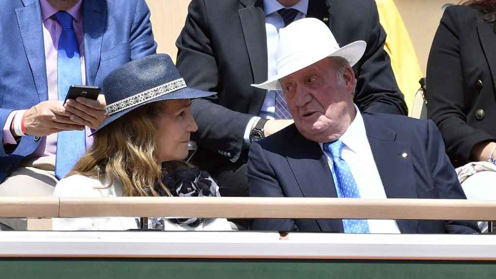 Juan Carlos junto a su hija Elena presenciando la final de Roland Garros.