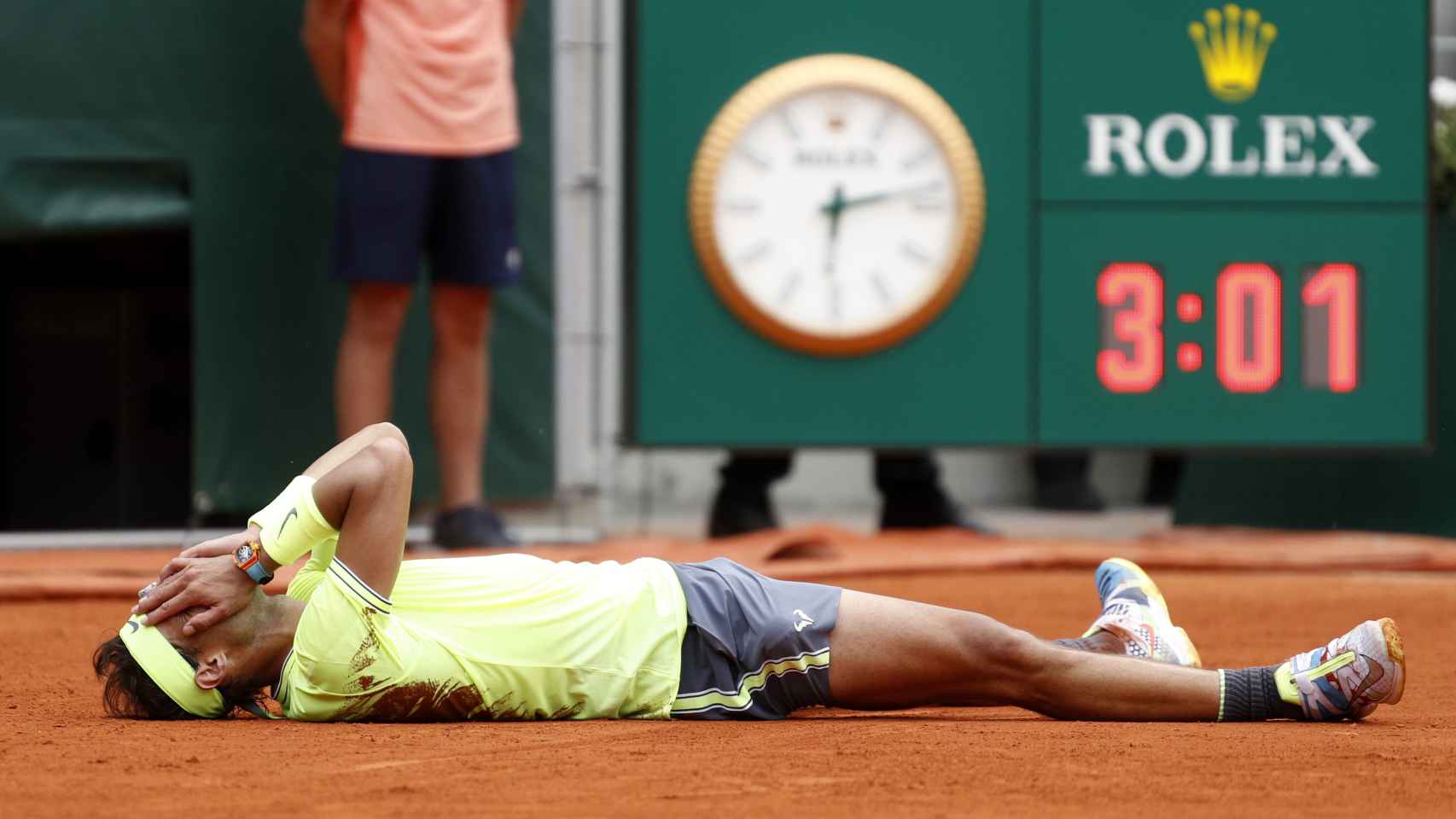 Rafael Nadal cae al suelo de Roland Garros tras ganar su 12º título en la tierra parisina