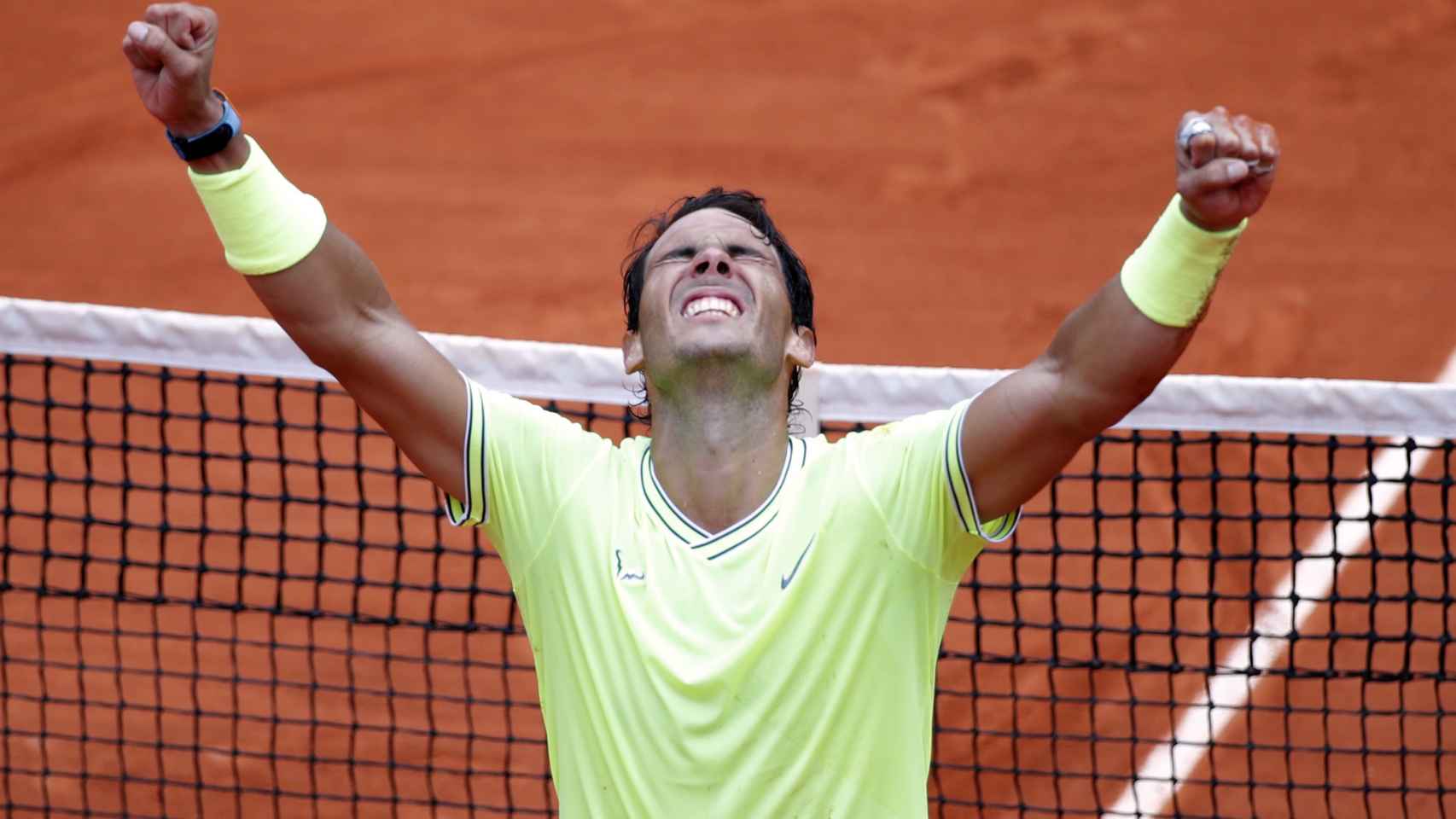 Rafael Nadal cierra los ojos y levanta las manos tras ganar Roland Garros 2019