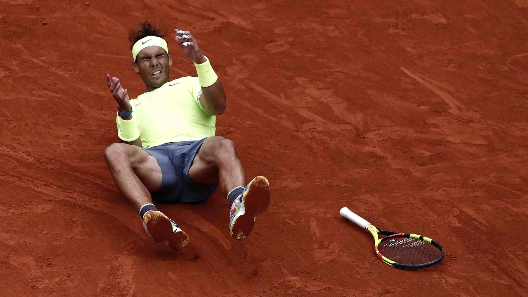 Rafael Nadal se tira al suelo tras el partido ante Dominic Thiem