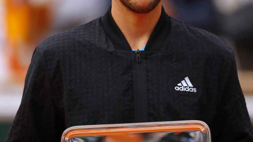 Dominic Thiem sujeta el trofeo de subcampeón de Roland Garros
