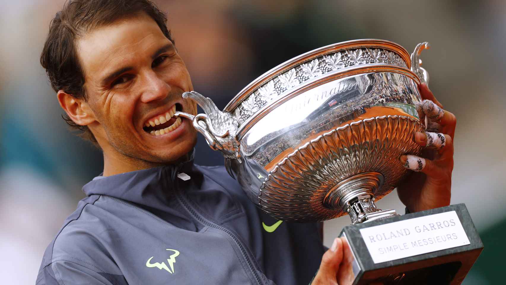 Rafael Nadal muerde la Copa de los Mosqueteros