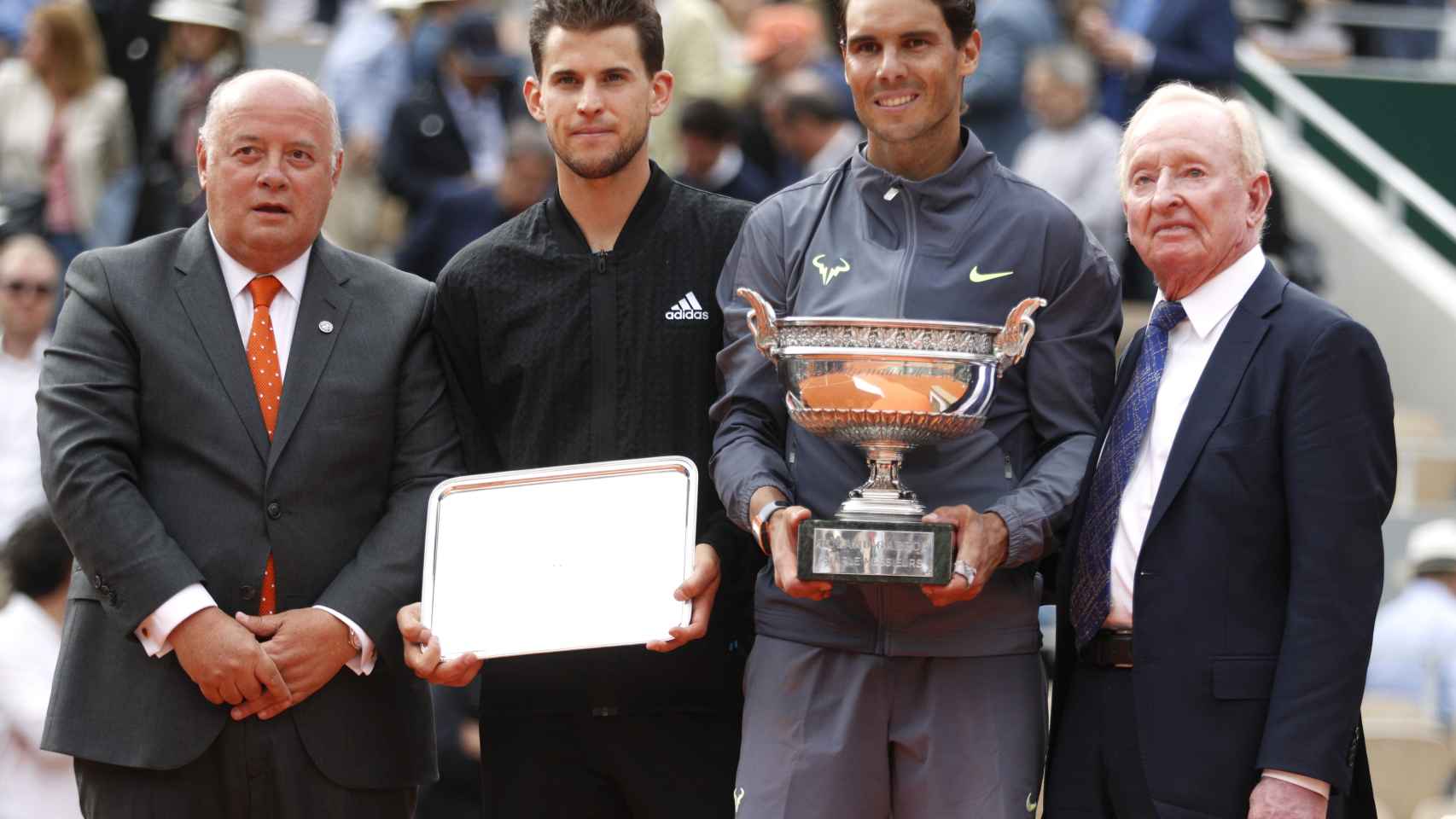Rafael Nadal y Dominic Thiem posan con sus trofeos junto al extenista Rod Lavert  y el presidente de la federación francesa de tenis Bernard Giudicellifor