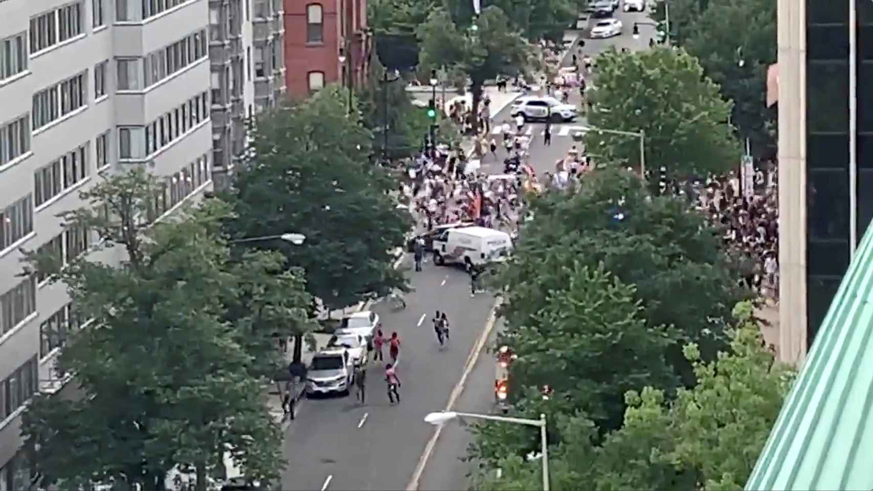 Momento en el que se produce la estampida por las calles de Washington DC