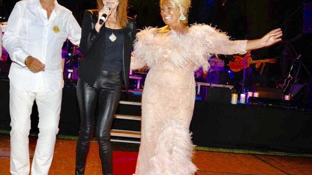 Félix Revuelta, Carla Bruni y Luisa Rodríguez, sobre el escenario en su fiesta de cumpleaños.