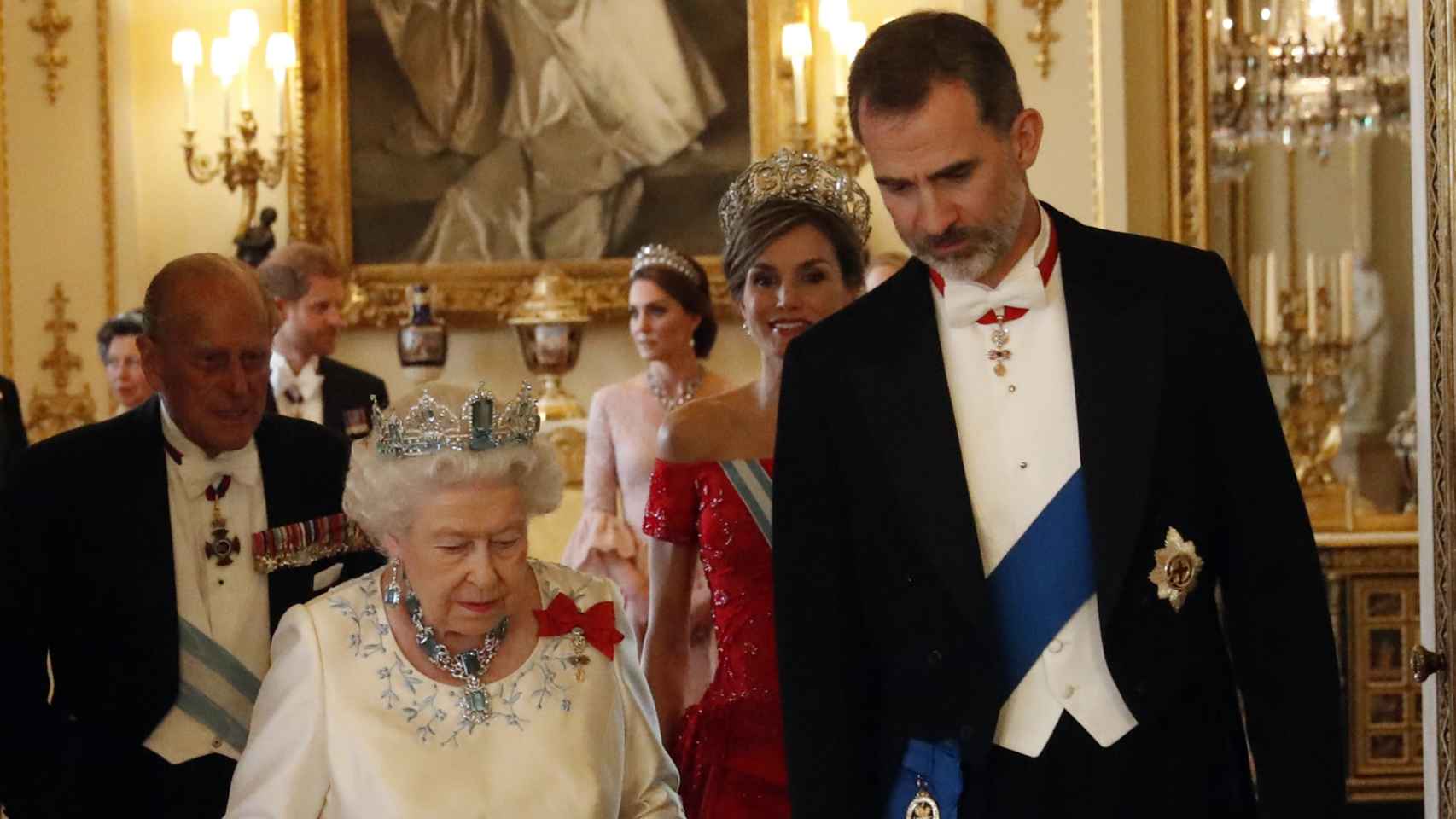 La reina Isabel II y el rey Felipe durante su visita a Inglaterra en julio de 2017.