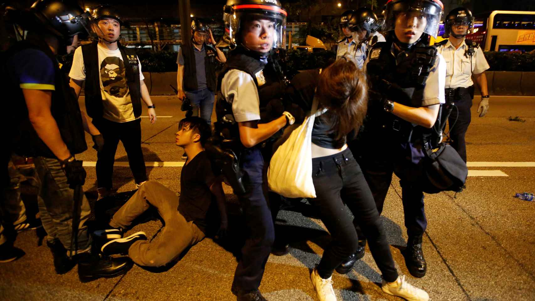 La policía detiene a una persona en Hong Kong.