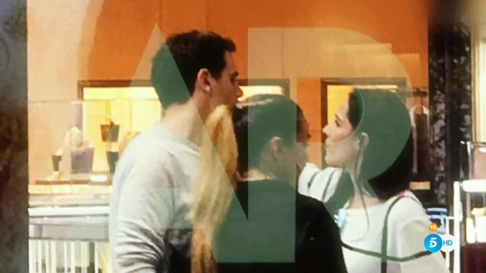 Detalle de Albert Rivera y Malú juntos en una tienda en Madrid, una imagen publicada por 'El programa de Ana Rosa'.