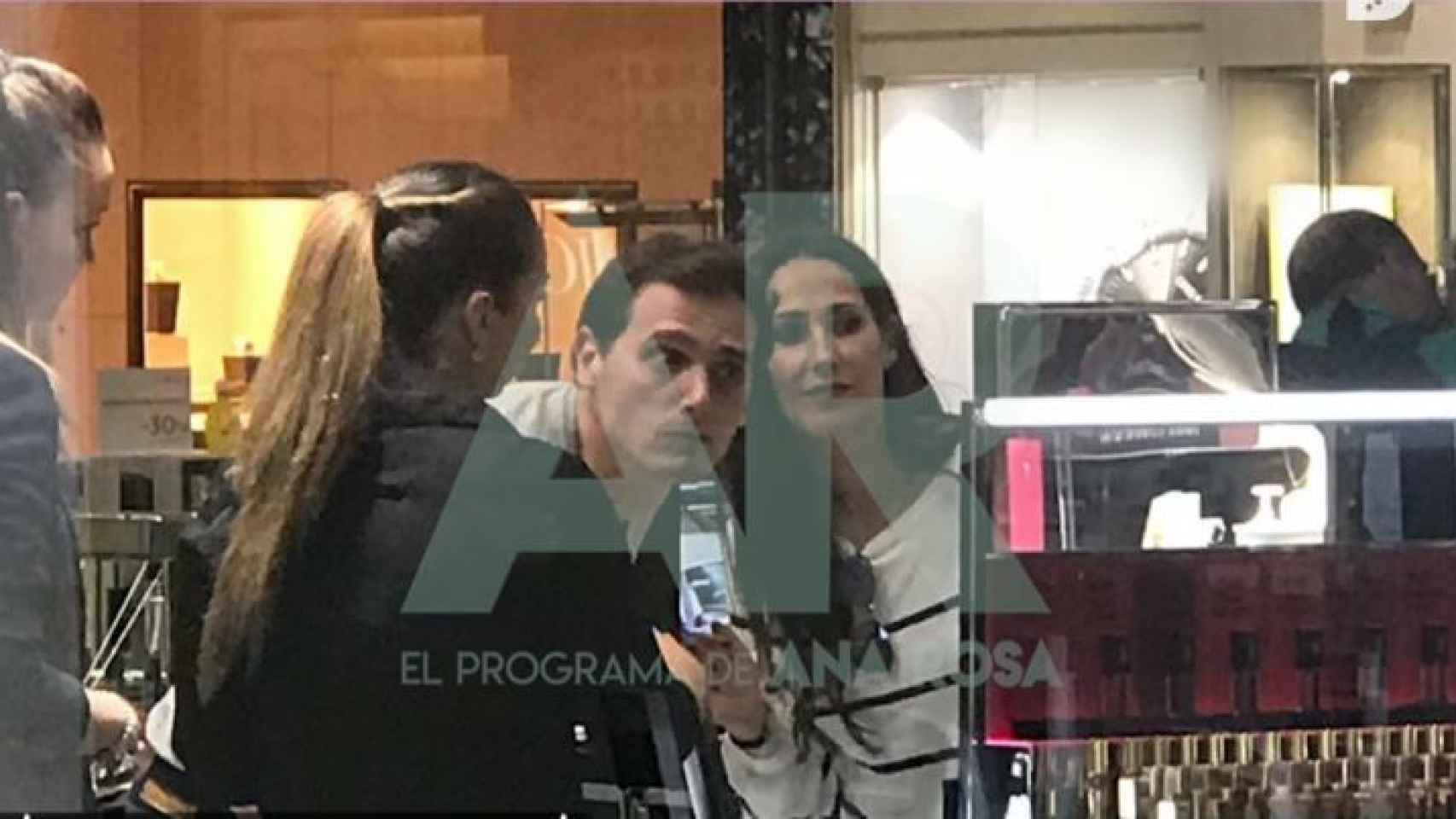 Albert Rivera y Malú mirándose en un espejo, en una imagen publicada por 'El programa de Ana Rosa'.