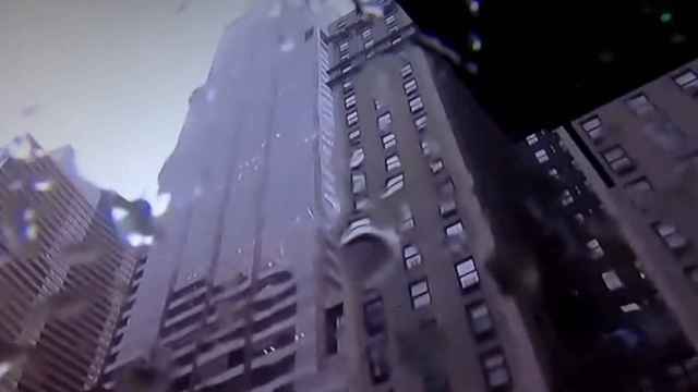 Primeras imágenes del impacto de un helicóptero en una torre en Manhattan.