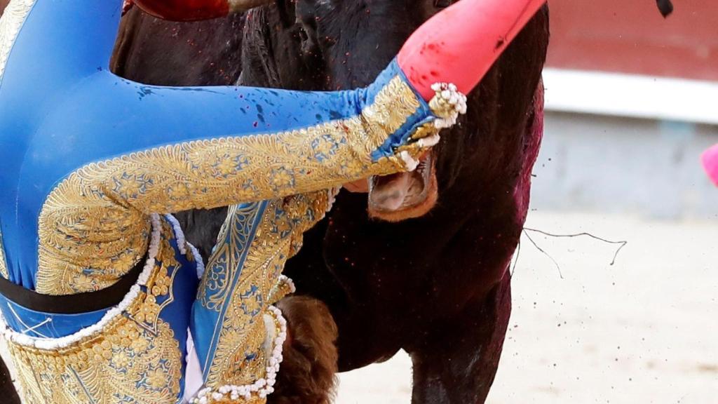 Cornada a Román en el muslo derecho