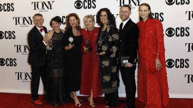 El equipo de Hadestown con sus trofeos.