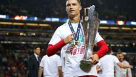 Cristiano Ronaldo con el trofeo de la UEFA Nations League