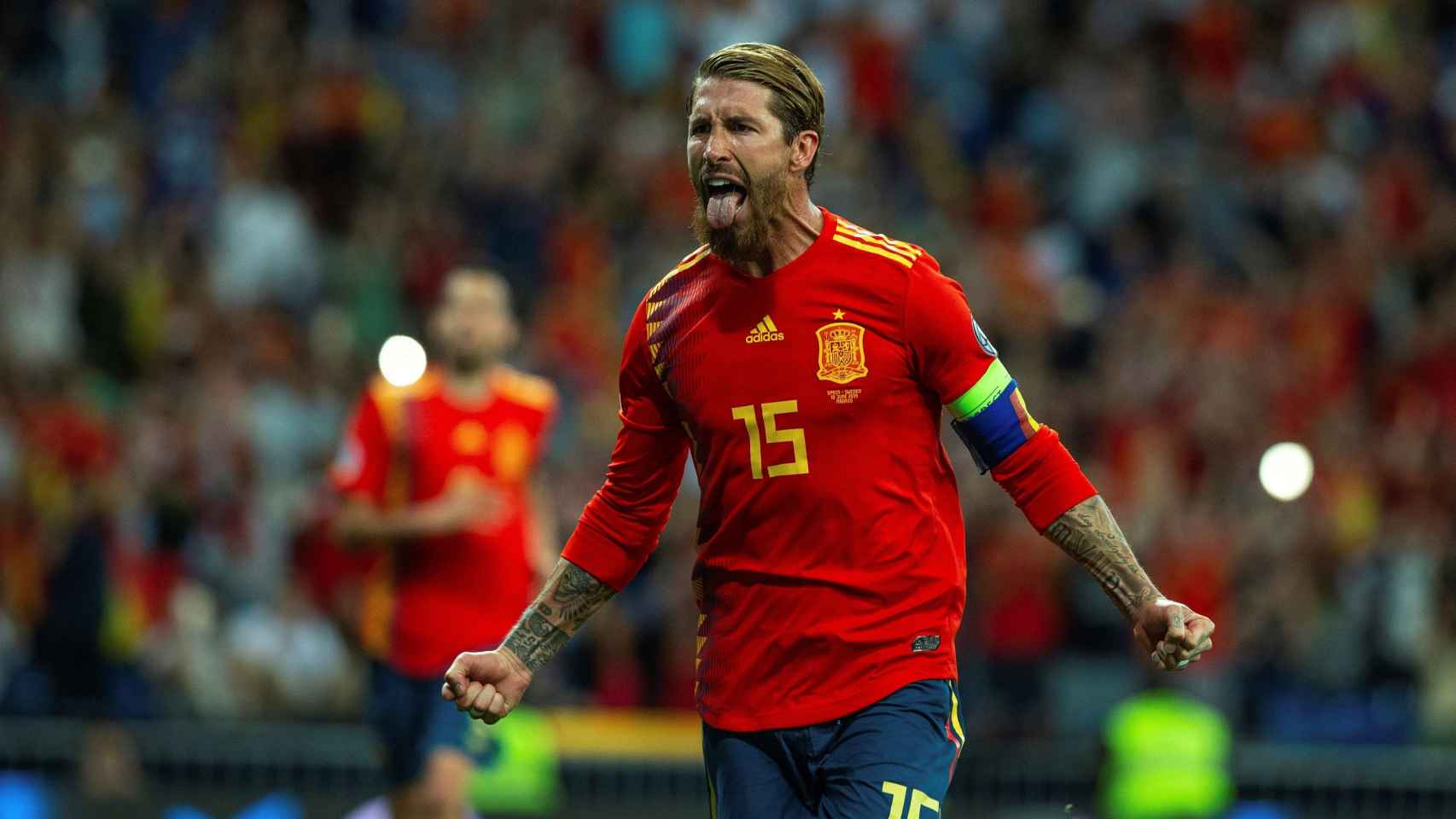 Sergio Ramos celebra un gol con la selección española ante Suecia