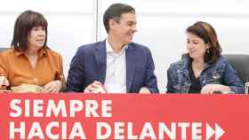 Pedro Sánchez, este lunes durante la reunión de la Ejecutiva del PSOE, entre Cristina Narbona y Adriana Lastra.