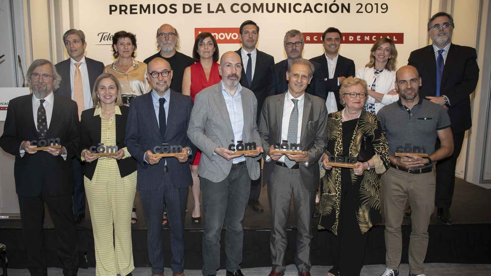 Foto de familia de los premiados en los primeros Premios de la Comunicación de Dircomfidencial.