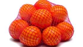 Unas naranjas metidas en su clásica malla roja.