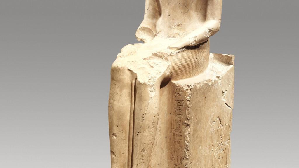 Estatua de Hatshepsut sentada.