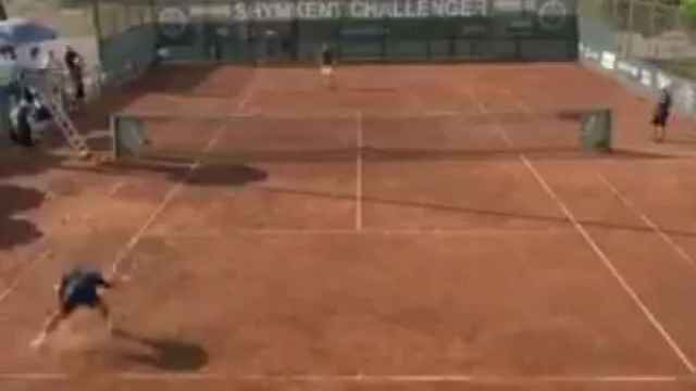 El tenista valenciano, Vilella, rompe su raqueta