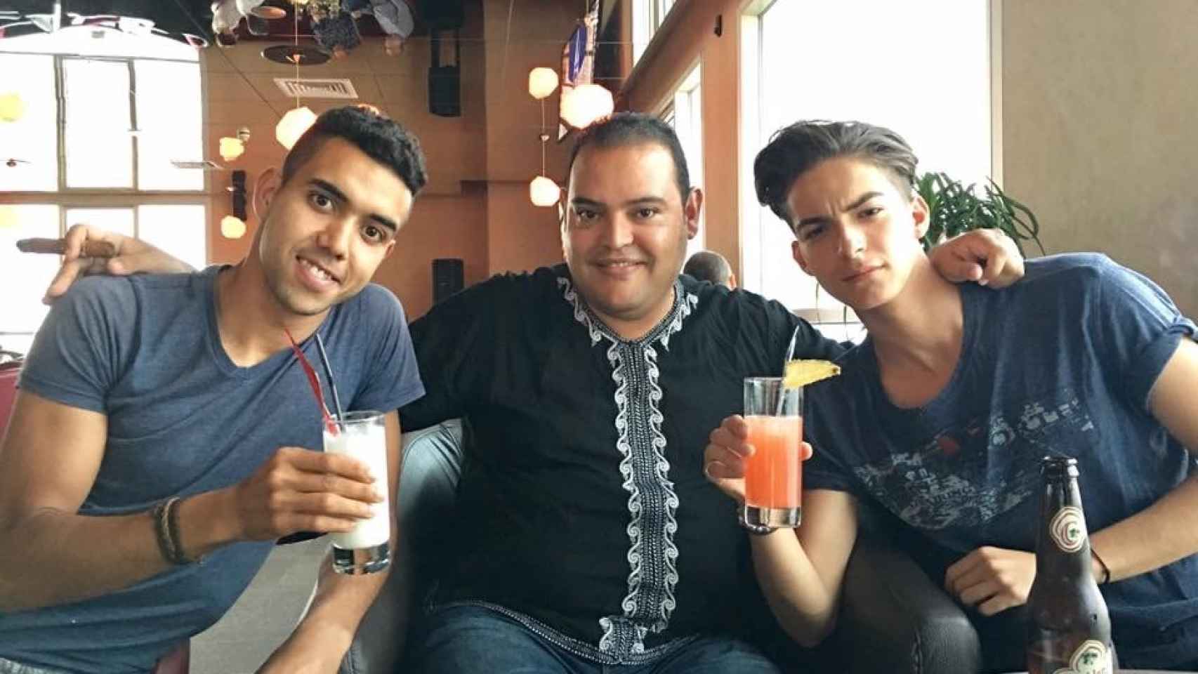 Félix Ramos, en el centro, junto a dos jóvenes en una cafetería en Marruecos.