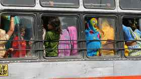 Mujeres indias en un autobús.