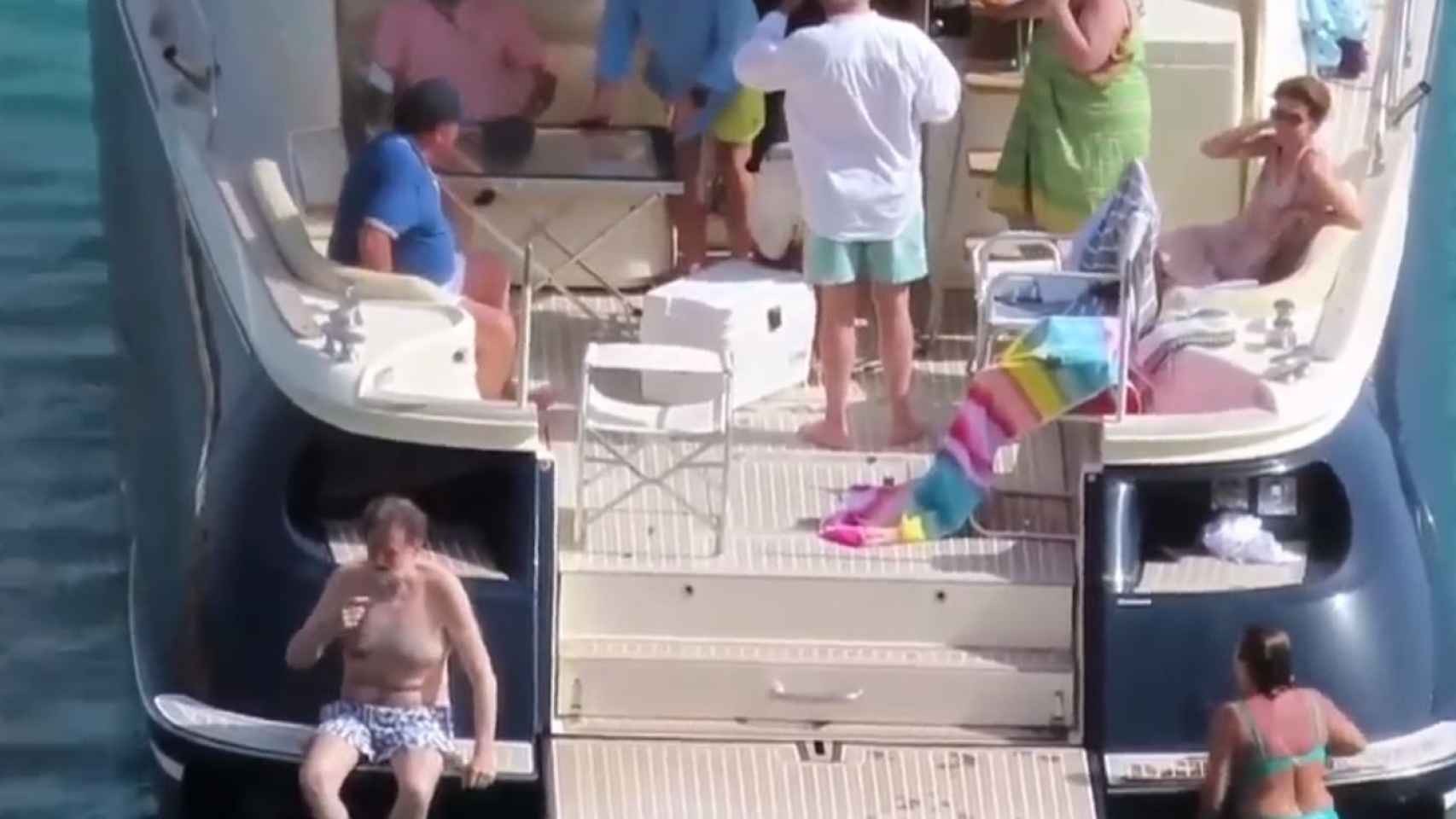 Rajoy bañándose en Ibiza desde un yate