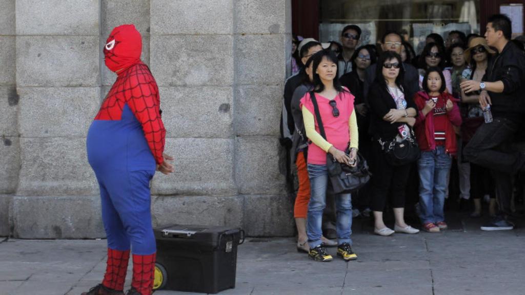 Un Spiderman ventrudo en la Puerta del Sol de Madrid.