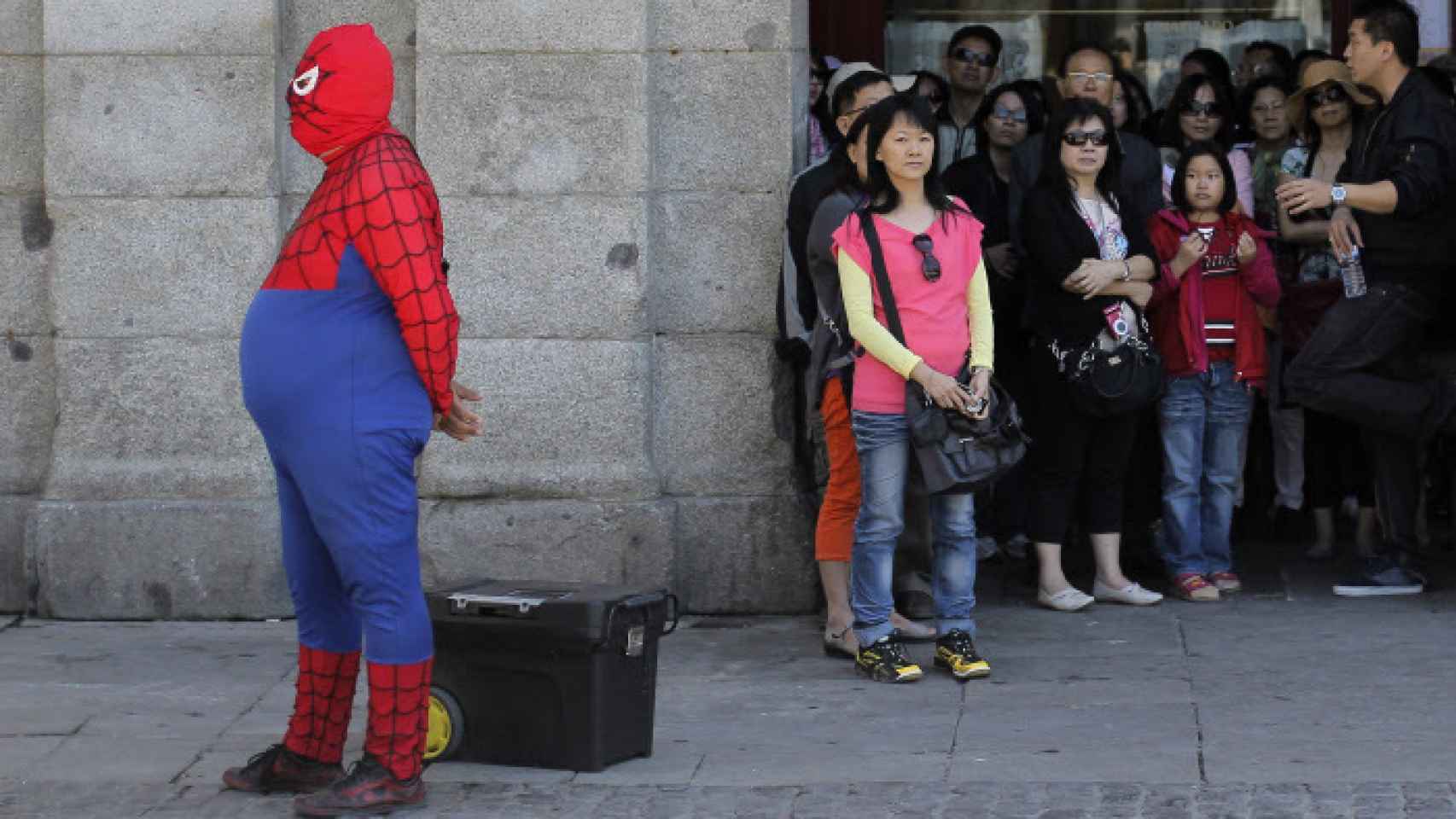 Un Spiderman ventrudo en la Puerta del Sol de Madrid.