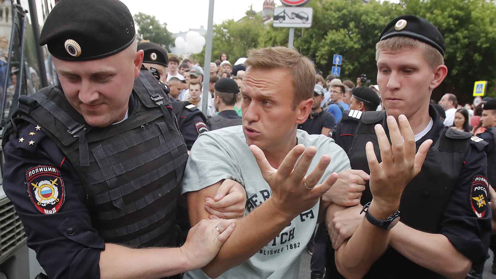 El opositor Navalny mientras era detenido por la Policía.
