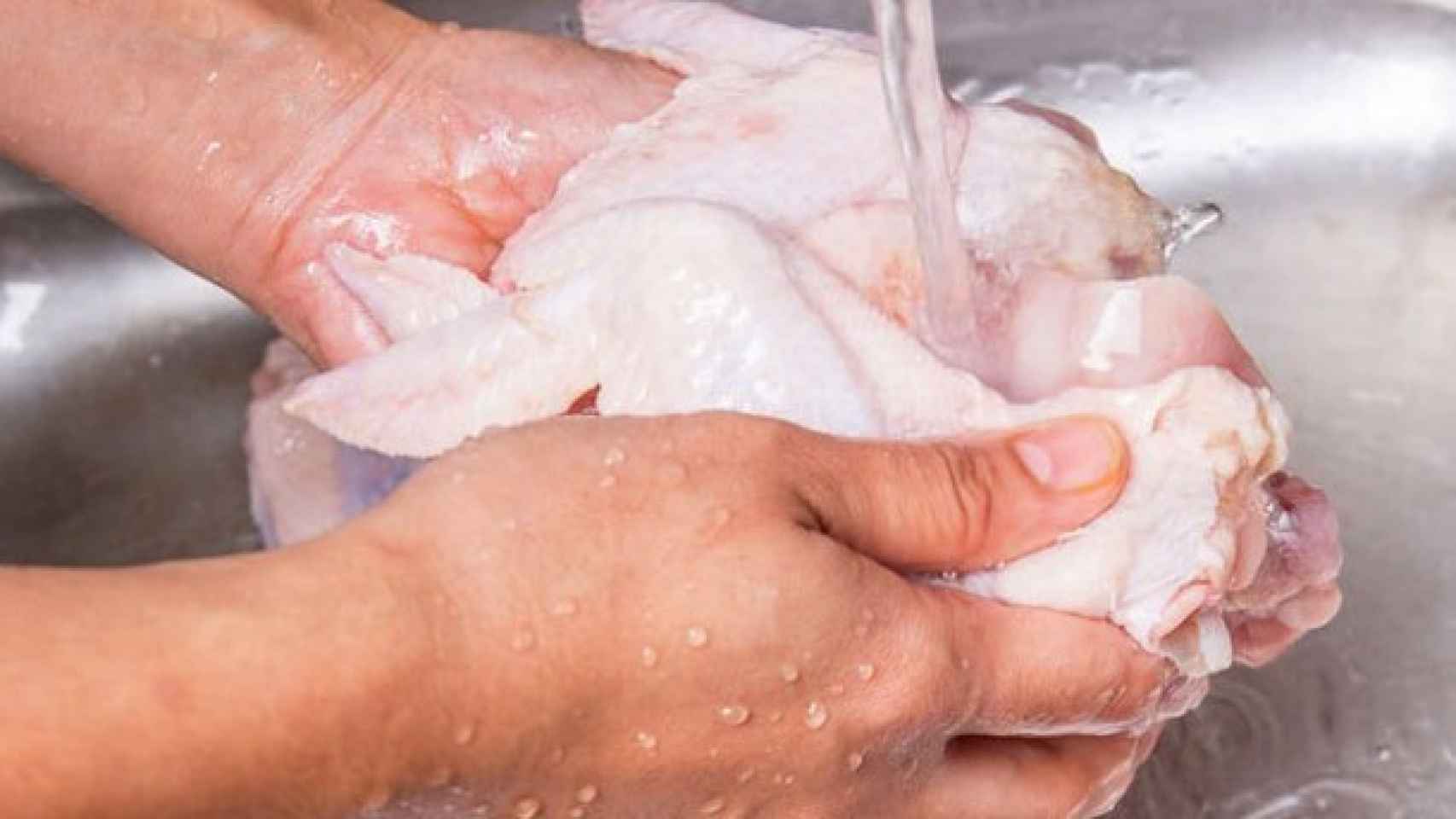 Lavar el pollo tiene el efecto contrario al que se busca al hacerlo.
