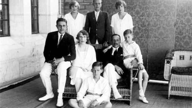 Los reyes Alfonso XIII y Victoria Eugenia con sus seis hijos