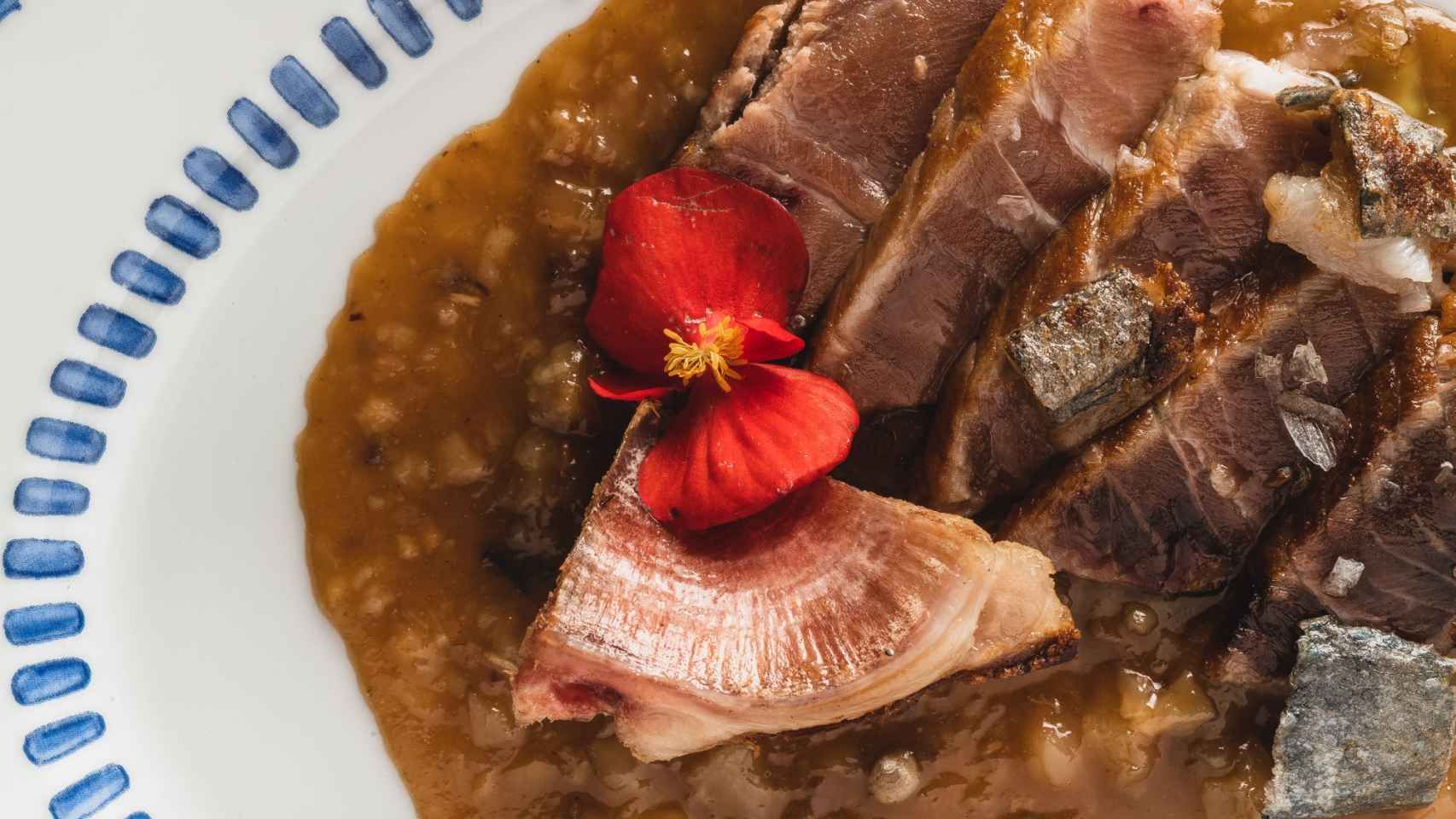 Rablé de atún rojo asado con salsa hoisin y manitas de ternera