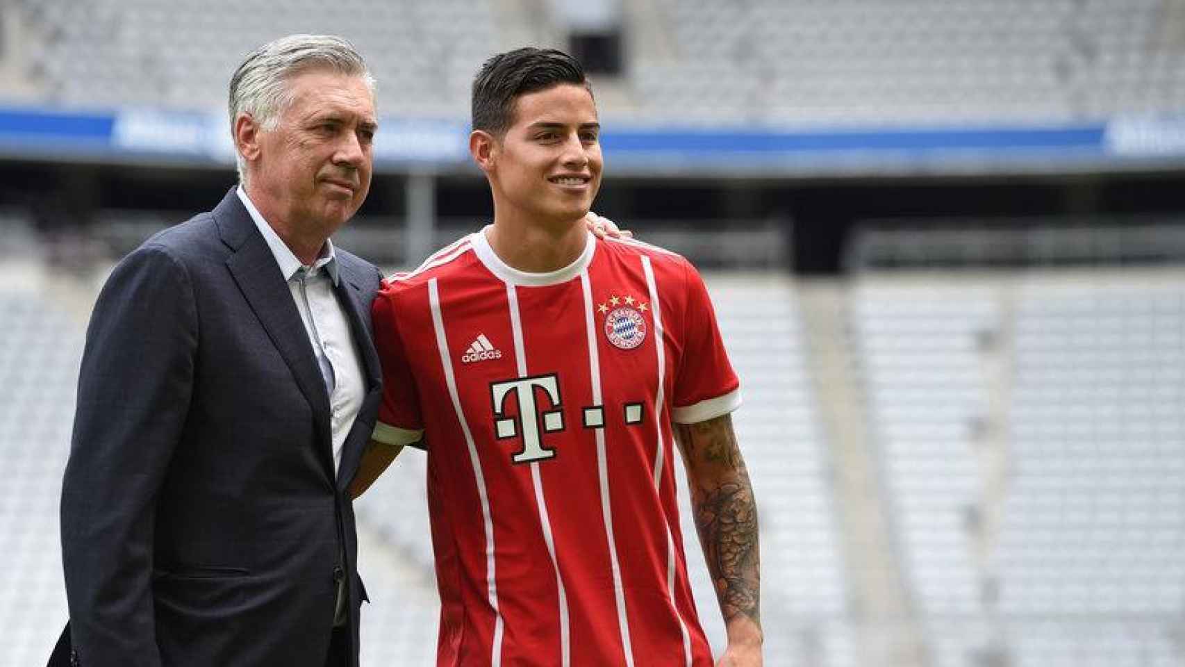 James Rodríguez, presentando una camiseta del Bayern junto a Carlo Ancelotti.
