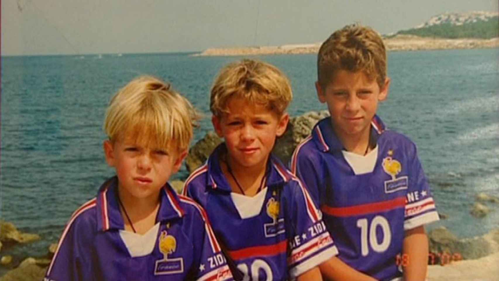 Eden Hazard junto a sus hermanos con la camiseta de la selección de Francia