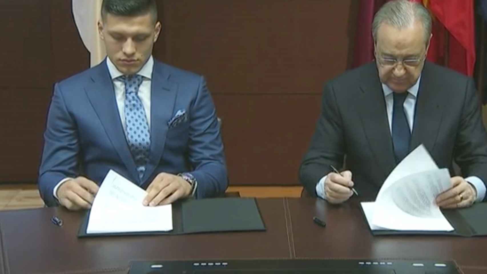 Luka Jovic y Florentino Pérez firman el contrato