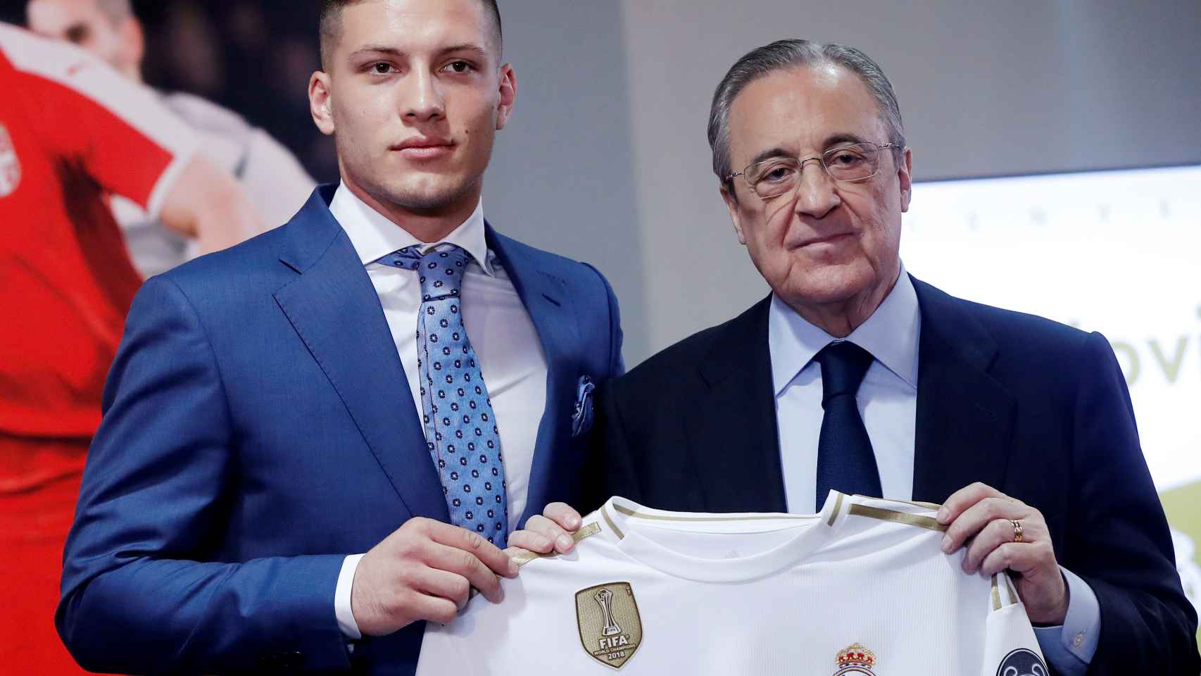Luka Jovic posa junto a Florentino Pérez con la camiseta del Real Madrid
