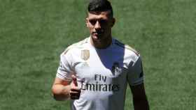 Luka Jovic posa con la camiseta del Real Madrid