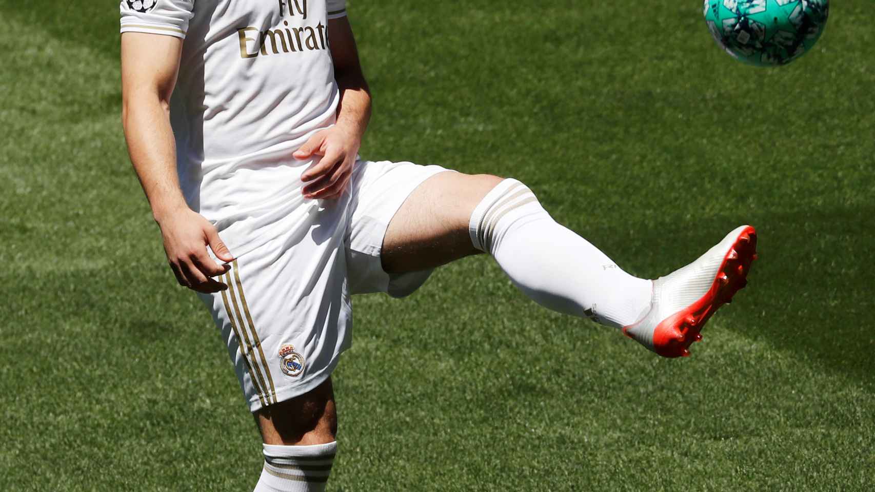 Luka Jovic posa con la camiseta del Real Madrid